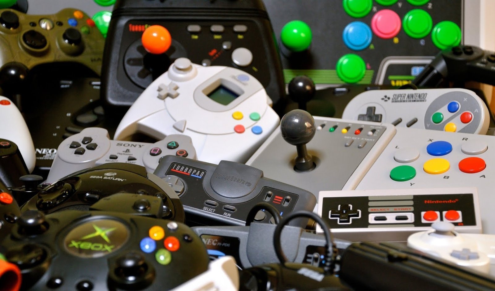 Retro game console controllers